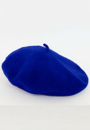 Béret en feutre bleu avec une forme ronde et bombée et une petite boucle en haut ; la texture lisse et la couleur vive mettent en valeur son design simple.