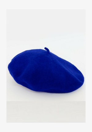 Béret en feutre bleu avec une forme ronde et bombée et une petite boucle en haut ; la texture lisse et la couleur vive mettent en valeur son design simple.