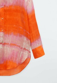 Orange og pink tie-dye skjorte, letvægtsstof, lange ærmer med knapmanchetter, afrundet kant og subtil farvegradient.