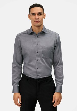 Camicia grigia a maniche lunghe con bottoni, dotata di taschino sul petto, realizzata in tessuto liscio. Caratterizzata da un colletto a punta e dettagli con polsini abbottonati.