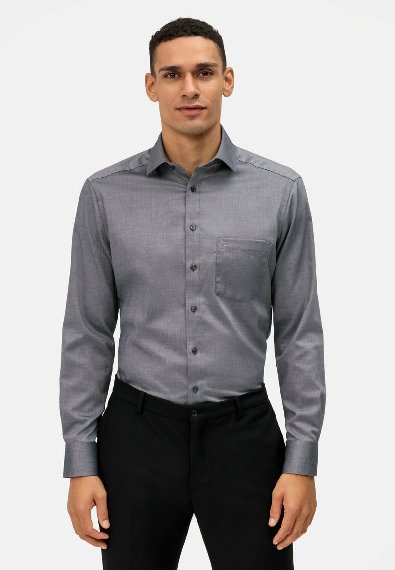 Camicia grigia a maniche lunghe con bottoni, dotata di taschino sul petto, realizzata in tessuto liscio. Caratterizzata da un colletto a punta e dettagli con polsini abbottonati.
