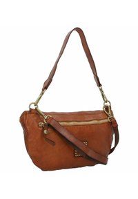 Borsa a spalla in pelle marrone con hardware in tonalità dorata, chiusura con zip, tracolla removibile e dettagli borchiati sulla parte anteriore.