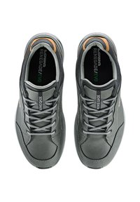 Graue Wanderschuhe verfügen über ein Obermaterial aus Leder und Textil, eine runde Zehenpartie, einen gepolsterten Schaft sowie kontrastierende Nähte mit einer Markenlasche und Akzenten.