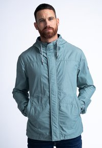 Jachetă ușoară, cu glugă, de culoare albastru deschis, cu fermoar frontal, manșete elastice și două buzunare frontale; fabricată dintr-un material neted, rezistent la apă.
