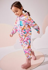 Un body coloré fabriqué en matériau léger, avec des motifs de dessins animés dans des teintes de rose et pastel. Comprend une capuche et des poignets élastiques.
