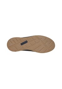 Suola nera di sneaker con una superficie in gomma testurizzata. Presenta un battistrada di colore beige in contrasto e un piccolo dettaglio con il logo.