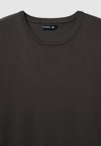 Maglione in knit grigio scuro con collo a giro. Presenta polsini e orlo a coste, realizzato in tessuto morbido. L'etichetta riporta "Terranova" in taglia XL.