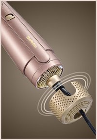 Close-up van een roségouden BaByliss roterende haarkrulverwarmingsbuis met een afneembare geperforeerde beschermkap bevestigd aan een zwarte kabel.
