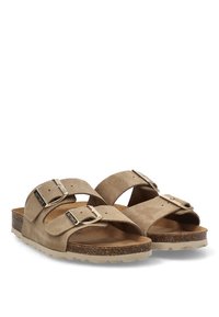 Sandalias de ante beige con dos correas ajustables, hebillas metálicas y una plantilla de corcho. Suela de goma texturizada para agarre y comodidad.