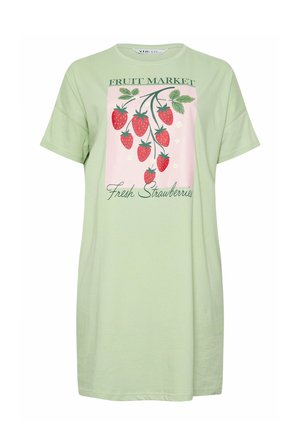 Vestido verde claro con mangas cortas que presenta un estampado de cuadros rosa con fresas rojas, hojas verdes y el texto "Mercado de Frutas Fresas Frescas".