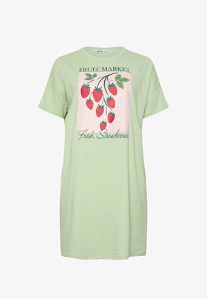 Vaaleanvihreä mekko, jossa on lyhyet hihat ja vaaleanpunainen neliökuvio, jossa on punaisia mansikoita, vihreitä lehtiä ja teksti "Fruit Market Fresh Strawberries".