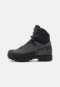 Cizme de drumeție negre și gri cu un design înalt pentru gleznă, cu un material texturat, vârf din cauciuc și detalii cu logo pe lateral. Echipate cu un sistem de șireturi.
