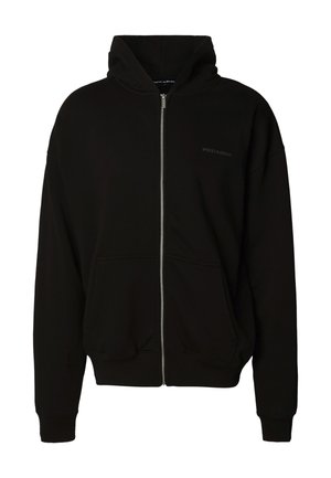 Melnā džemperis ar rāvējslēdzēju, priekšējām kabatām, ribotu aproču un apakšmalu, kā arī nelielu logotipu kreisajā krūtīs.