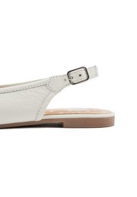 Sandal de piel blanca tipo slingback con hebilla metálica ajustable, forma de puntera redonda y suela beige con plantilla con patrón de estrellas.