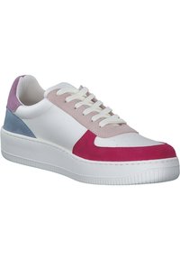 Zapatilla blanca con acentos en ante rosa, rosa claro y azul. Presenta cordones redondos, una suela acolchada y una suela exterior de goma texturizada.