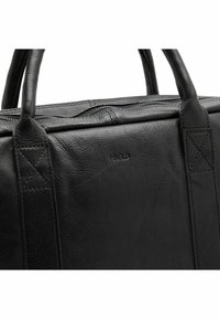 Schwarze Lederhandtasche mit glatter Oberfläche, doppelten Griffen und eingeprägtem Logo. Verfügt über verstärkte Nähte und einen Reißverschluss oben.
