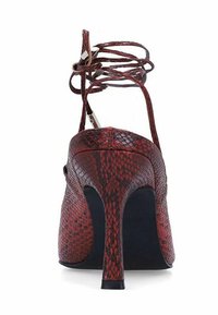 Chaussures à talons hauts en peau de serpent rouge avec un nez pointu et une semelle noire. Présentent des sangles de cheville croisées pour un maintien sécurisé.