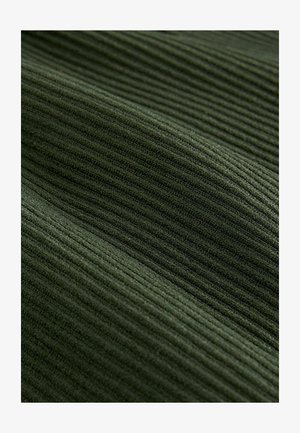 Rebrasti materijal u tamnozelenoj boji s teksturiranom površinom i paralelnim utorima, stvarajući suptilan uzorak i dubinu.