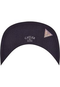 Căciulă din denim negru cu brâu plat, având logo-ul alb "CAYLER & SONS" și un accent triunghiular holografic pe lateral.
