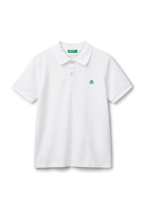 Polo-shirt blanc à manches courtes avec col, deux boutons et petit logo vert brodé sur le côté gauche de la poitrine.