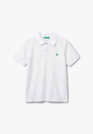 Weißes kurzärmliges Poloshirt mit Kragen, zwei Knöpfen und kleinem grünen gesticktem Logo auf der linken Brust.