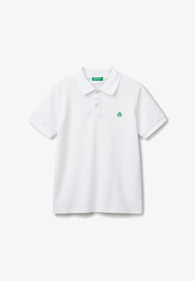 Polo shirt bianco a maniche corte con colletto, due bottoni e piccolo logo ricamato verde sul lato sinistro del petto.