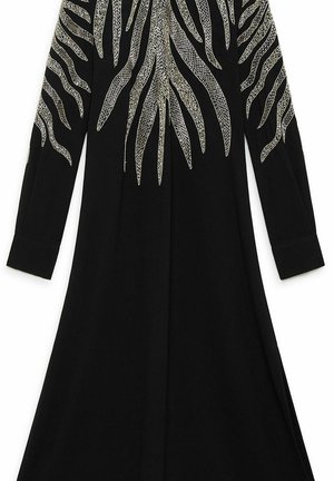 Vestito nero con maniche lunghe caratterizzato da un motivo a raggiera metallica argentata sulle spalle, realizzato in un tessuto liscio e fluente.