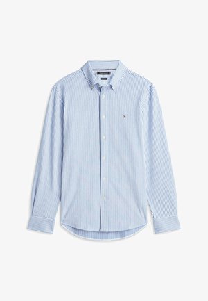 Camicia a righe verticali blu e bianche con maniche lunghe, bottoni e colletto abbottonato con piccolo logo sul petto a sinistra.