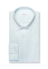 Chemise habillée pour homme à rayures verticales bleu clair et blanches, col boutonné et manches repliées, soigneusement emballée.