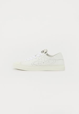 Baskets blanches avec design perforé, semelle en caoutchouc plate et lacets blancs. Bout arrondi et logo subtil sur la languette. Texture lisse.