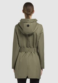Olijfgroene regenjas met een trekkoordcapuchon en een ceintuur in de taille; gladde textuur; heeft een ronde knoop aan de achterkant en zijsplitten.