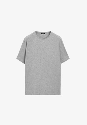 Schlichtes hellgraues T-Shirt mit kurzen Ärmeln und Rundhalsausschnitt, mit einem sichtbaren schwarzen Markenlabel im Kragen, flach auf weißem Hintergrund ausgelegt.