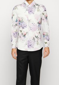 Blumenhemd in Weiß mit mehrfarbigen Hortensien und Rosen, langen Ärmeln und klassischem Kragen.