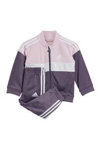 Tuta Adidas con una combinazione di colori rosa e viola, giacca con zip e striscia bianca, e pantaloni abbinati con vita elastica e strisce.