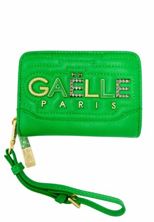 Portafoglio in pelle verde con logo inciso "GAËLLE PARIS" in oro e accenti argentati. Presenta una tracolla staccabile e una superficie testurizzata.