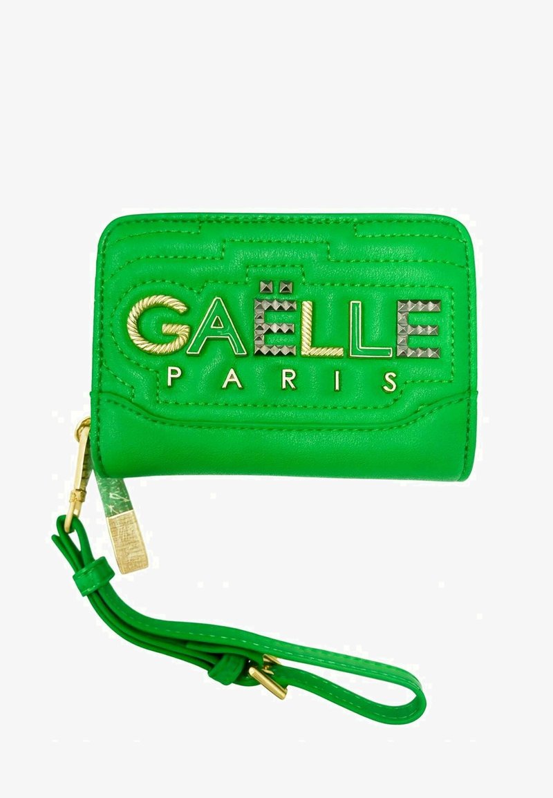 Portafoglio in pelle verde con logo inciso "GAËLLE PARIS" in oro e accenti argentati. Presenta una tracolla staccabile e una superficie testurizzata.