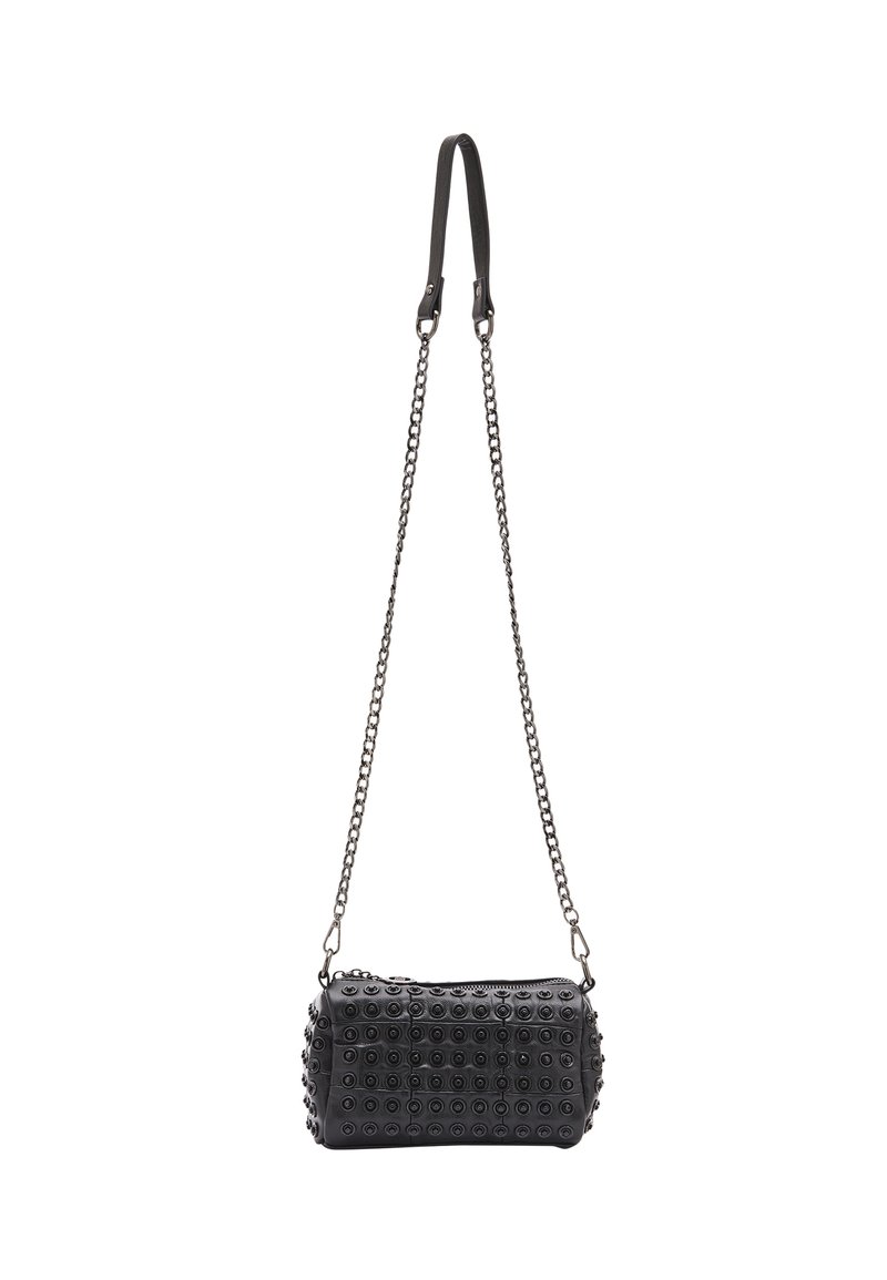 Borsa rettangolare nera realizzata in materiale testurizzato, con motivo di borchie circolari, tracolla a catena e chiusura con zip.