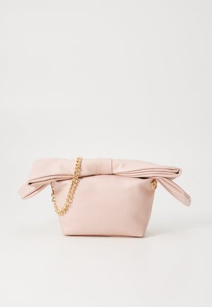 Blush roze neplederen tas met een strikvormige opening, gouden kettinghengsel en een zachte, gladde textuur. Beschikt over een afgeronde basis en plooidesign.