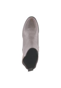 Botín de cuero gris hasta el tobillo con punta redondeada, acentos elásticos en los laterales y una solapa en la parte trasera para facilitar su uso. Textura suave en general.