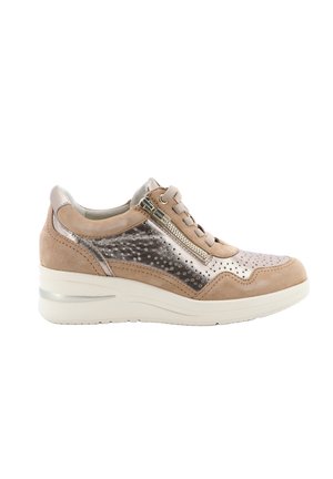 Sneaker color beige e metallico con chiusura frontale a lacci, cerniera laterale, design traforato e suola spessa bianca, progettata per un uso casual.