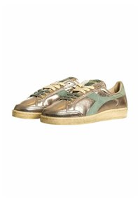 Sneakers bronzo metallico con dettagli in pelle verde, lacci color oro e suola beige testurizzata. Design classico a bassa punta.