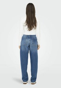 Lichtblauwe, hoog-getailleerde jeans met een losse pasvorm, voorzien van een rafelige tailleband en twee achterzakken. Gladde denimtextuur.