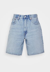 Short en jean bleu clair à taille haute, doté d'un design classique à cinq poches, d'une fermeture par bouton en métal et d'un ourlet effiloché.