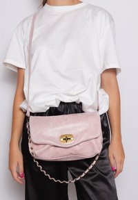 Borsa a tracolla in pelle rosa con finitura texturizzata, accessori in oro e tracolla a catena, con patta pieghevole e chiusura a scatto.