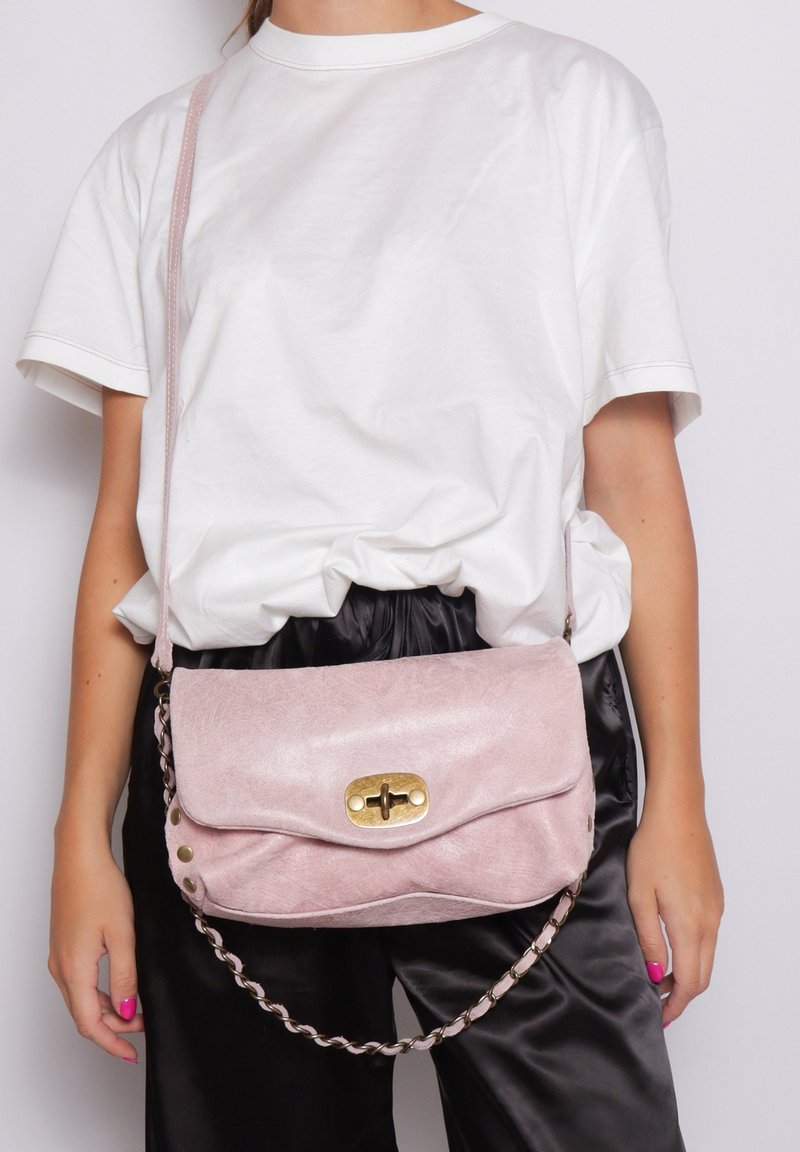 Borsa a tracolla in pelle rosa con finitura texturizzata, accessori in oro e tracolla a catena, con patta pieghevole e chiusura a scatto.