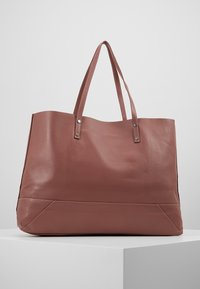 Ruskea nahkainen olkalaukku, jossa on kaksi pitkää kantohihnaa, sileä pinta ja suorakulmainen muoto, hienovaraiset ompeleet eikä näkyvissä olevaa metalliosaa.