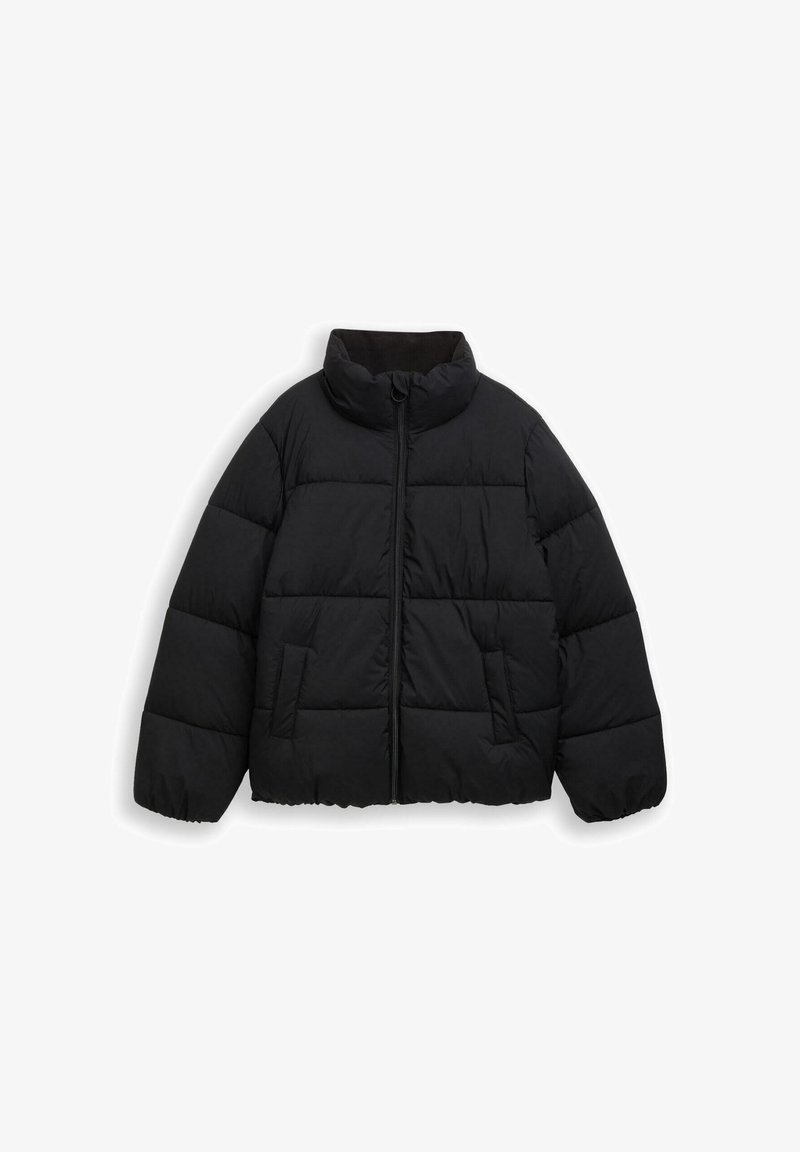 Melnā pūkām uzšūta jaka ar augstu apkakli, rāvējslēdzēju un divām priekšējām kabatām. Izgatavota no izšūta materiāla, piešķirot tai mīkstu tekstūru.