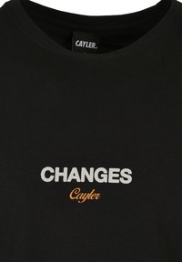 Czarna bawełniana koszulka z okrągłym dekoltem, z napisem "CHANGES" w pogrubionym białym tekście oraz "Cayler" w pomarańczowym skrypcie poniżej.