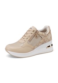 Scarpa sportiva beige con pannelli in pelle liscia e mesh, allacciatura anteriore, zip decorativa e suola a zeppa con accenti dorati.