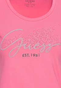 Guess Triko s potiskem - pink